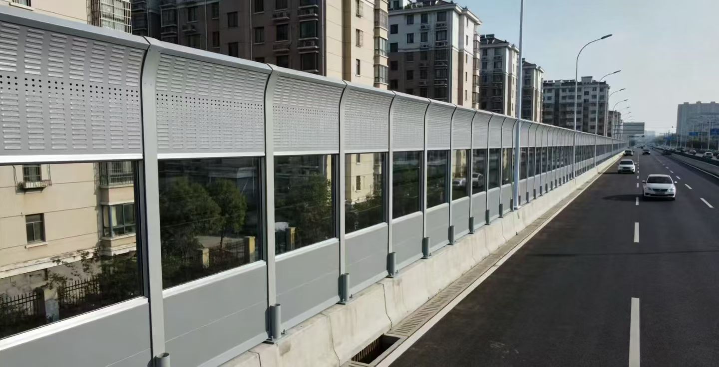 城市主干道旁居民区隔音墙工程